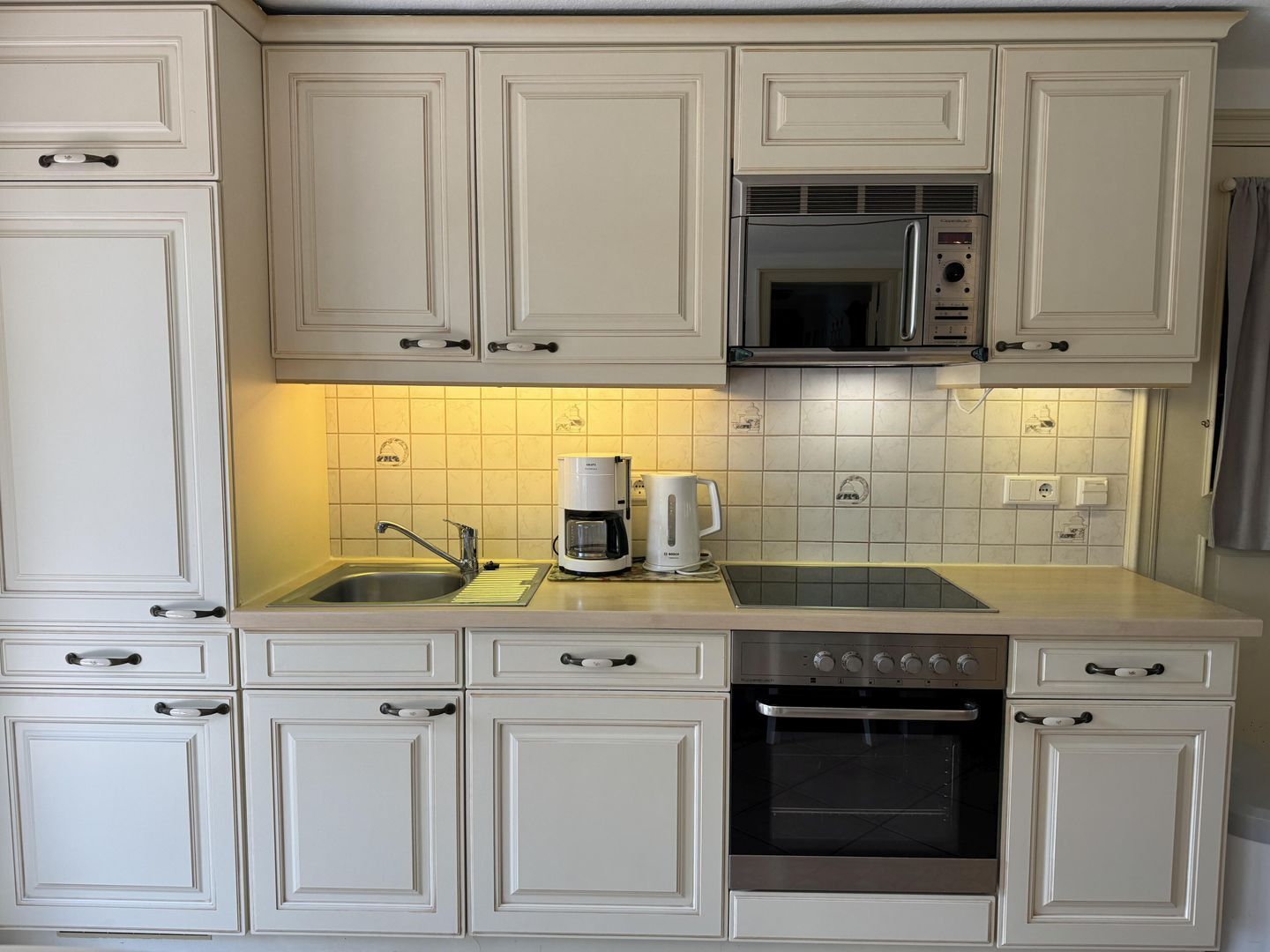 Coffee/tea maker, fridge, microwave, oven
