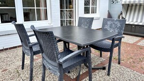 Outdoor dining - Süderstraße, Apartment 05 – Landhaus - Cozy 2-room vacation apartment for 4 (Sylt)