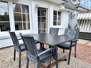 Outdoor dining - Süderstraße, Apartment 05 – Landhaus - Cozy 2-room vacation apartment for 4 (Sylt)