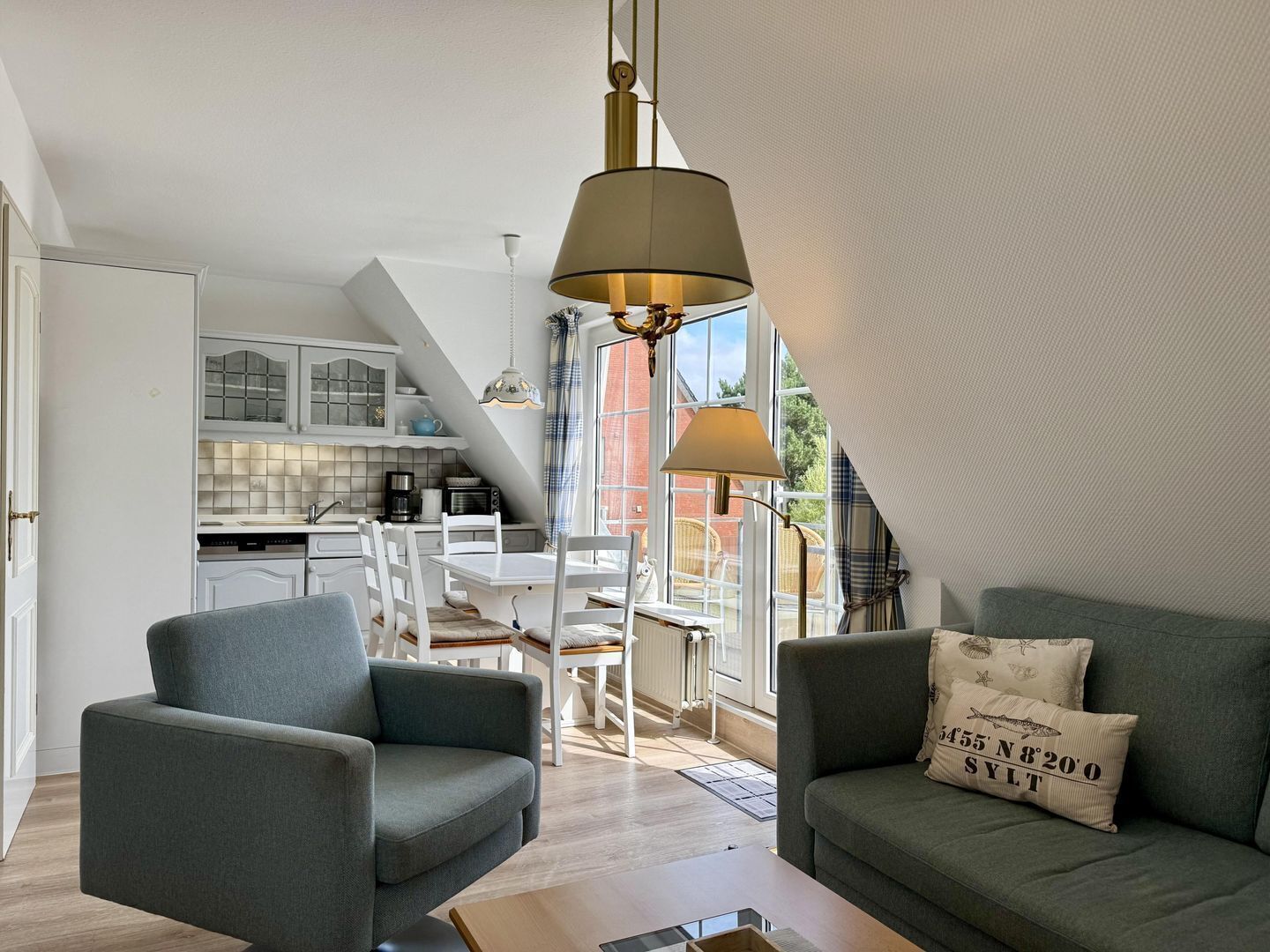 Ein moderner Loft-Wohnraum mit Essbereich, Küche und einem großen Fenster für natürliches Licht.