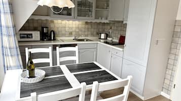 Wasserkocher mit Kaffee-/Teezubehör, Kühlschrank, Mikrowelle, Herdplatte