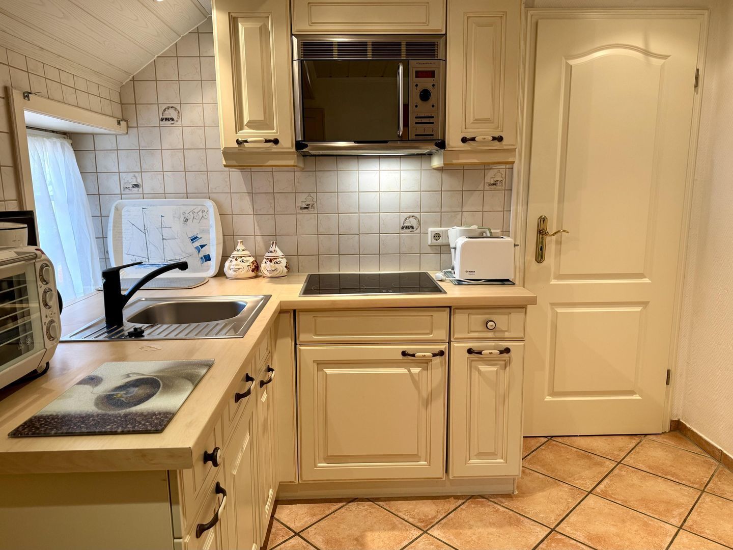 Coffee/tea maker, fridge, microwave, stovetop