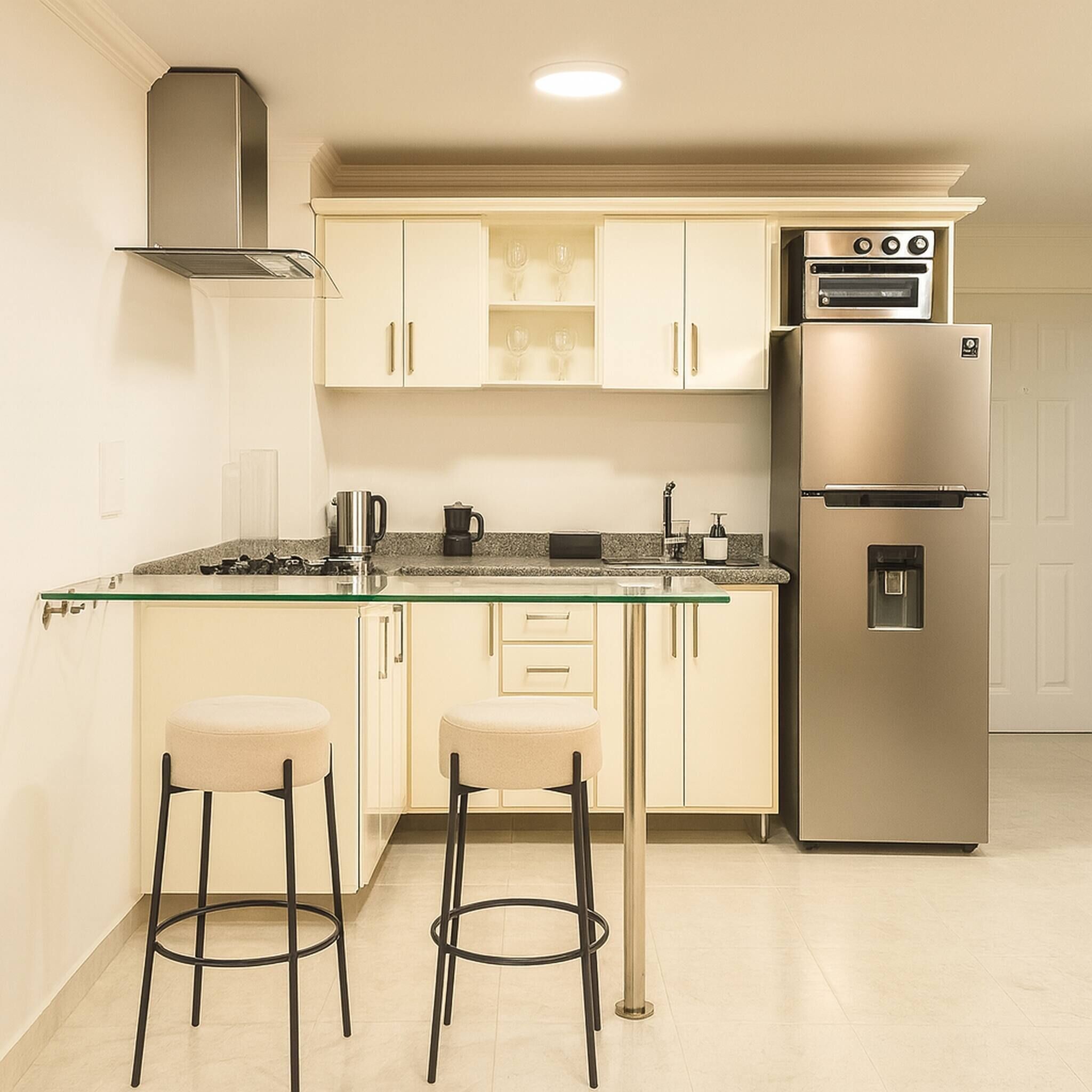 Wasserkocher mit Kaffee-/Teezubehör, Kühlschrank, Mikrowelle