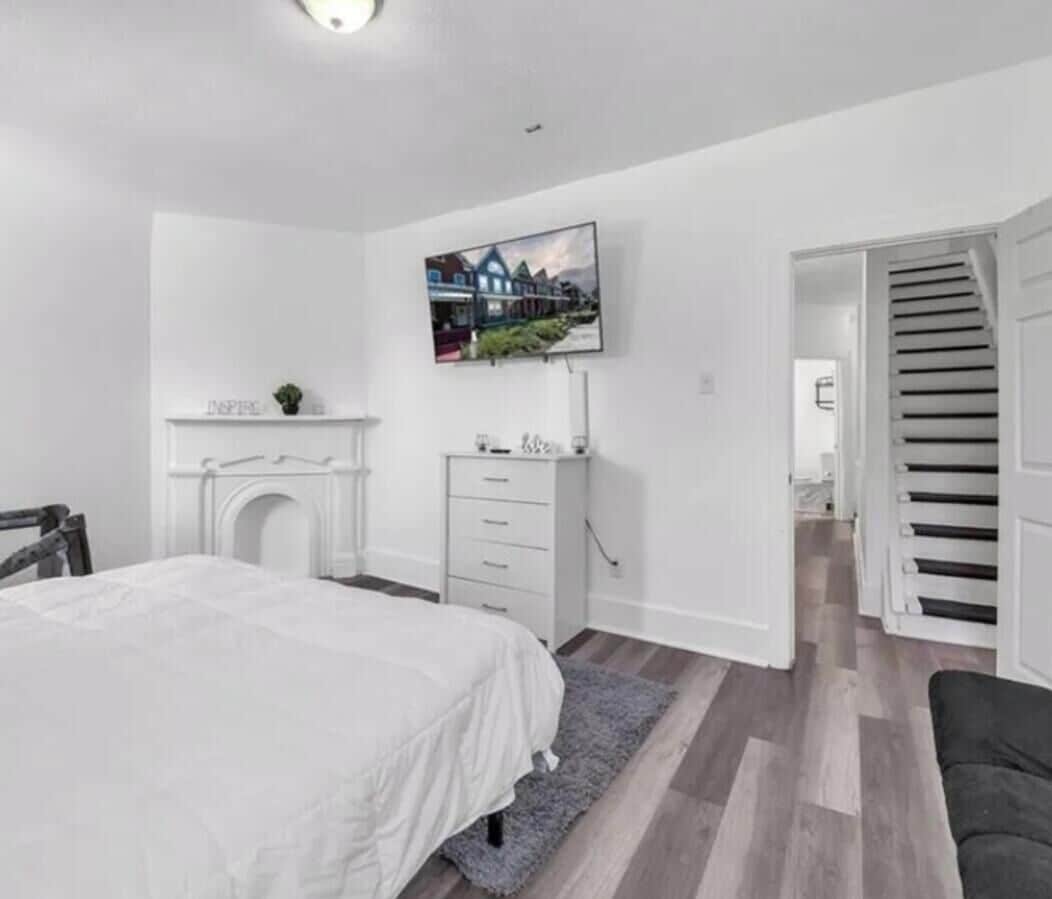 3 bedrooms, iron/ironing board, WiFi (free), bed sheets