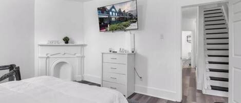 3 bedrooms, iron/ironing board, WiFi (free), bed sheets