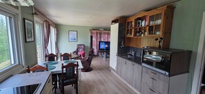 Coffee/tea maker, fridge, microwave, stovetop