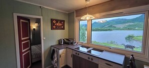 Coffee/tea maker, fridge, microwave, stovetop - Eksklusiv fjordhytte i Nord-Norge (Sortland)