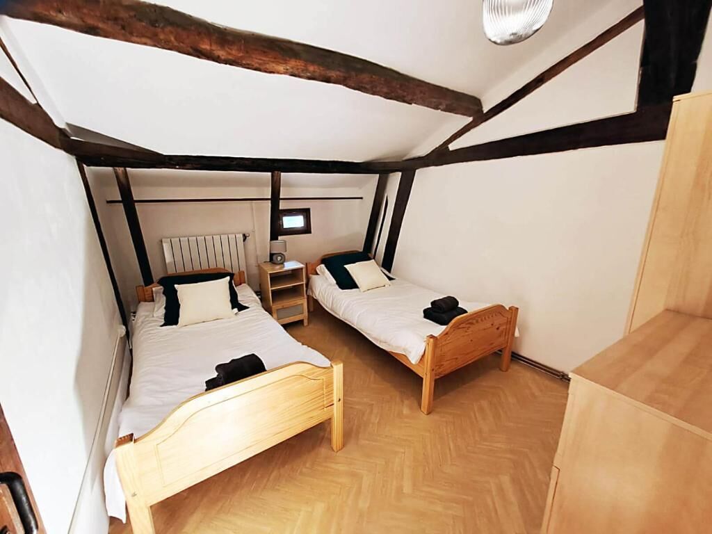 4 habitaciones, tabla de planchar con plancha, internet y ropa de cama 