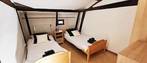 4 habitaciones, tabla de planchar con plancha, internet y ropa de cama