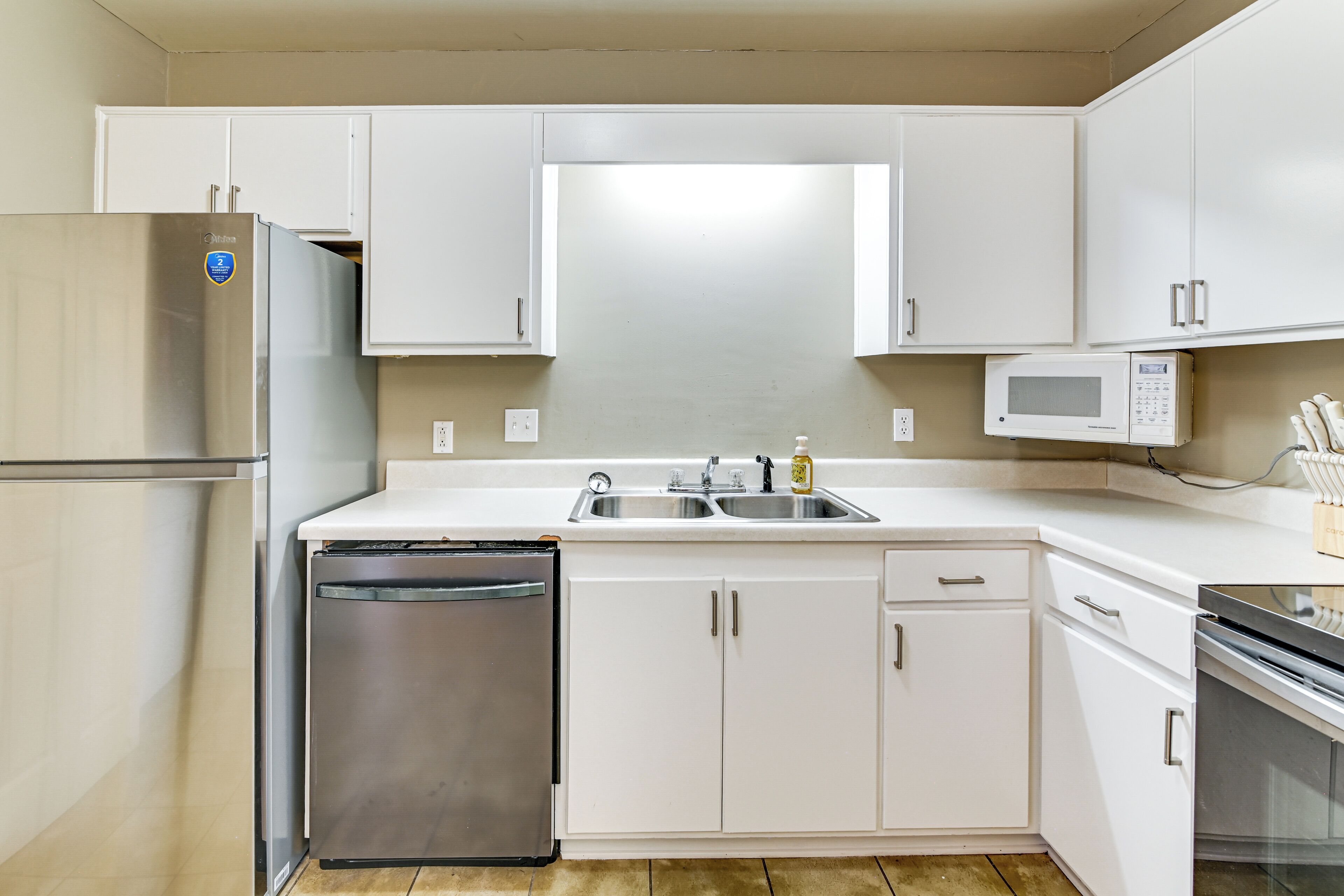 Coffee/tea maker, fridge, microwave, stovetop