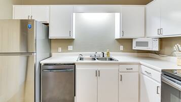 Coffee/tea maker, fridge, microwave, stovetop