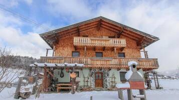 Eine Holzhütte mit Balkon, umgeben von Schnee.