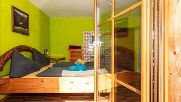 Ein Zimmer mit einem Bett, einem kleinen Tisch und einem Stuhl.