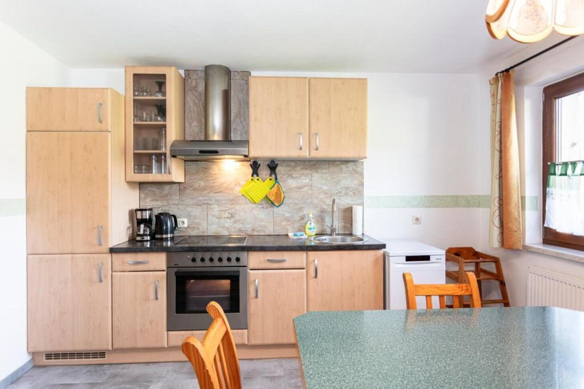 Wasserkocher mit Kaffee-/Teezubehör, Kühlschrank, Ofen, Herdplatte