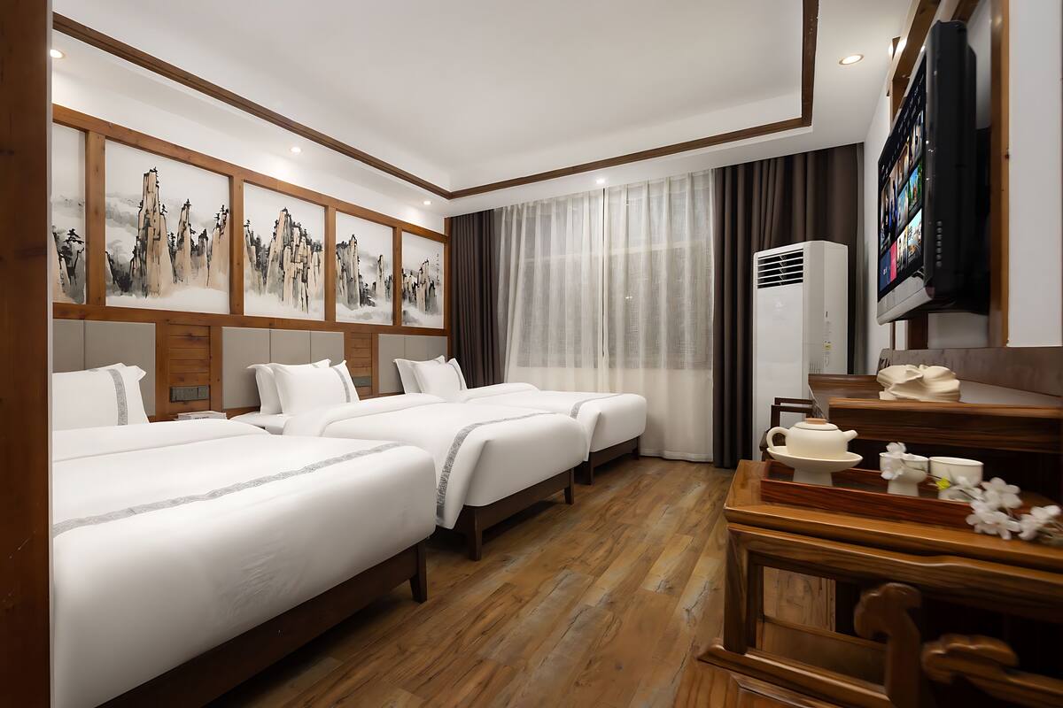 Quarto triplo superior | Escrivaninha, cortinas blackout, Wi-Fi de cortesia, roupa de cama