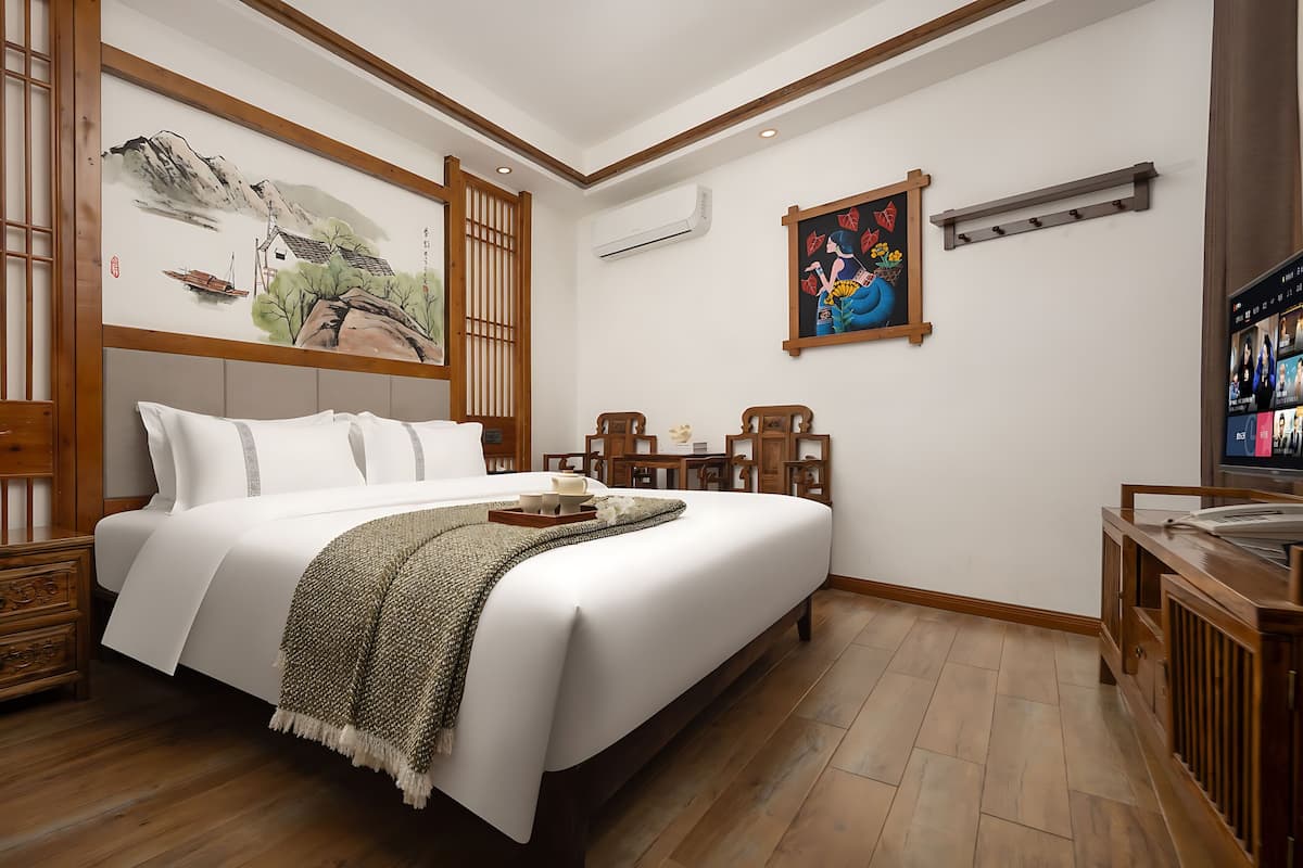 Quarto casal standard | Escrivaninha, cortinas blackout, Wi-Fi de cortesia, roupa de cama