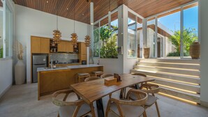 Villa de lujo, patio, vistas al jardín | Comedor