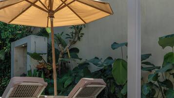 Biệt thự Cao cấp, sân hiên, quang cảnh vườn | Hiên