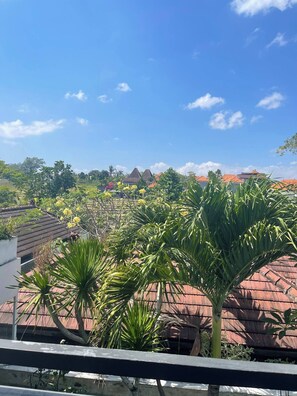A residential area with houses, greenery, and a clear sky. - 3 BR, 250 Sqmt villa, Terrace, 10 min Finns (Kecamatan Kuta Utara)