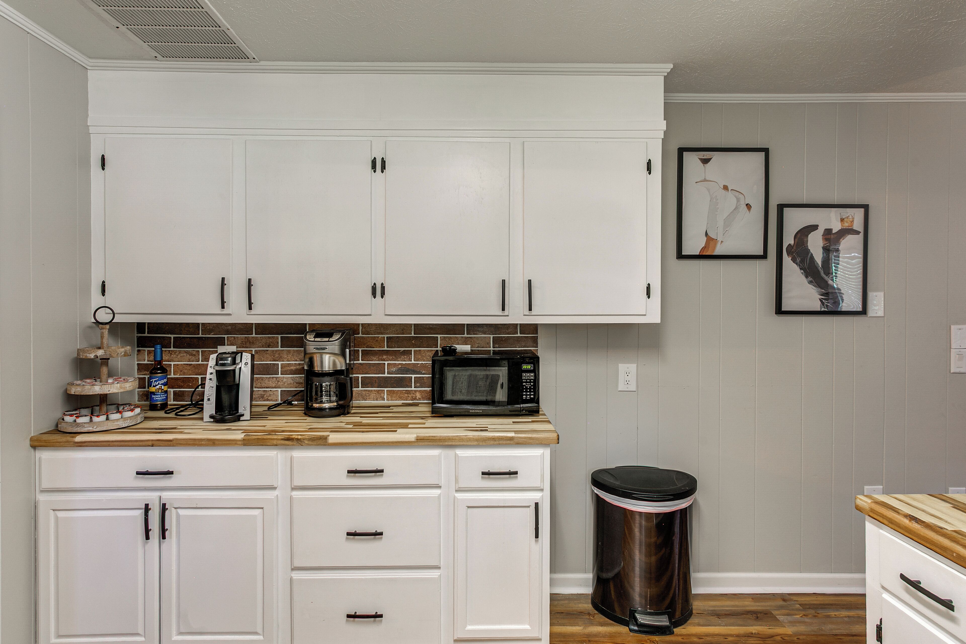 Coffee/tea maker, fridge, microwave, stovetop