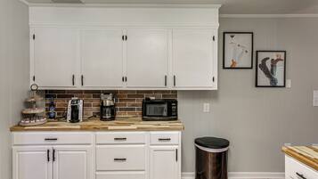 Coffee/tea maker, fridge, microwave, stovetop