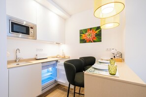 Eine moderne Küche mit eingebauter Mikrowelle, einem Kühlschrank und einem Spülbecken.