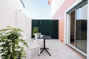 Outdoor dining - Azores Cozy Suite: Romantic + Free Parking (Ponta Delgada)