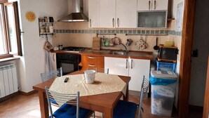 Private kitchen - Charming Tuscan Stone Farmhouse Retreat for Two (Rapolano Terme)