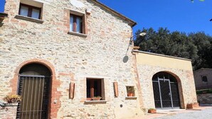 Exterior - Charming Tuscan Stone Farmhouse Retreat for Two (Rapolano Terme)
