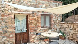 Outdoor dining - Charming Tuscan Stone Farmhouse Retreat for Two (Rapolano Terme)