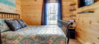 Fire Pit, Gas Grill! Bright Cottage By Devils Lake