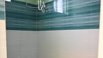 Chuveiro, toalhas de banho, sabonete, shampoo