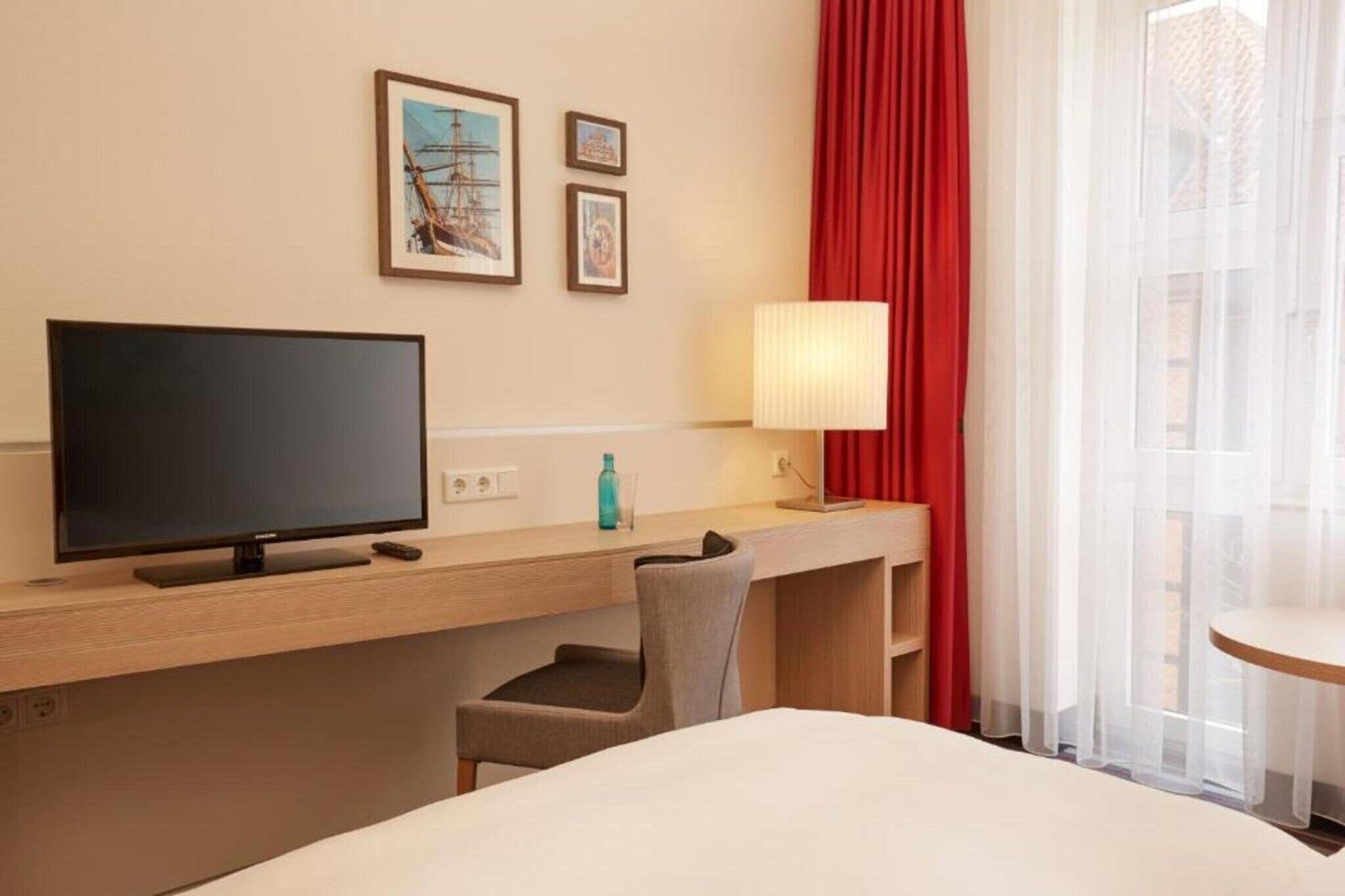 1 bedroom, desk, WiFi (free)