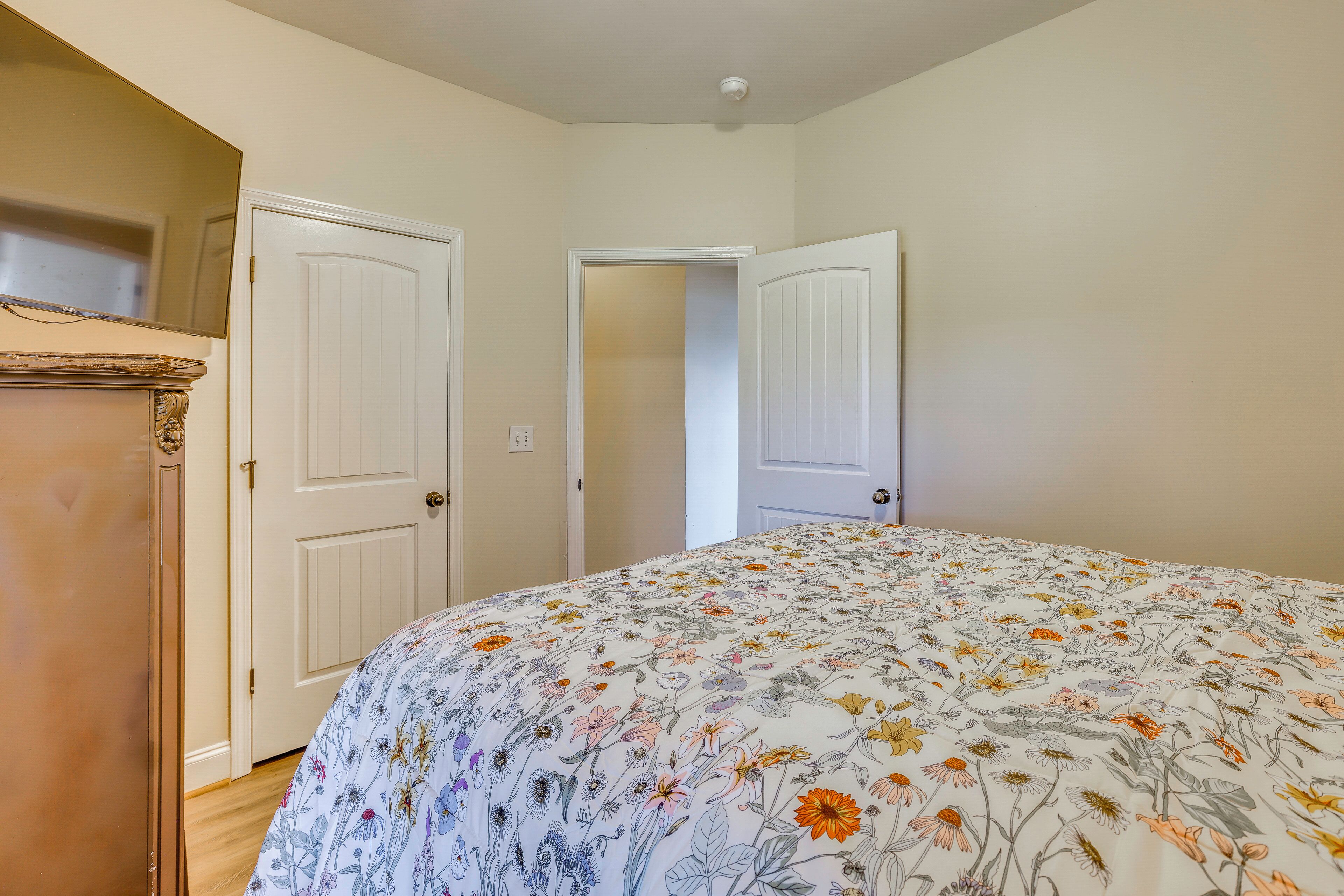 3 bedrooms, desk, iron/ironing board, internet