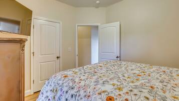 3 bedrooms, desk, iron/ironing board, internet