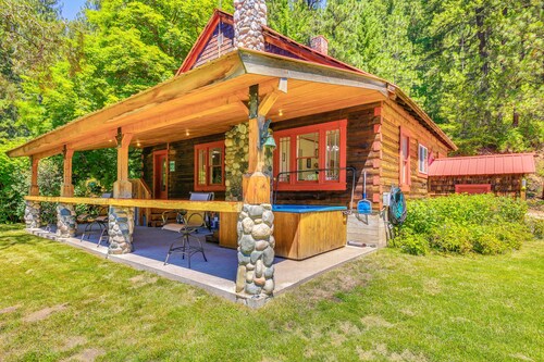700-Acre Property w/ 33-Acre Lake & Dual Cabins!