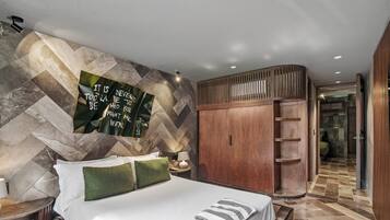 Desk, iron/ironing board, Internet, bed sheets