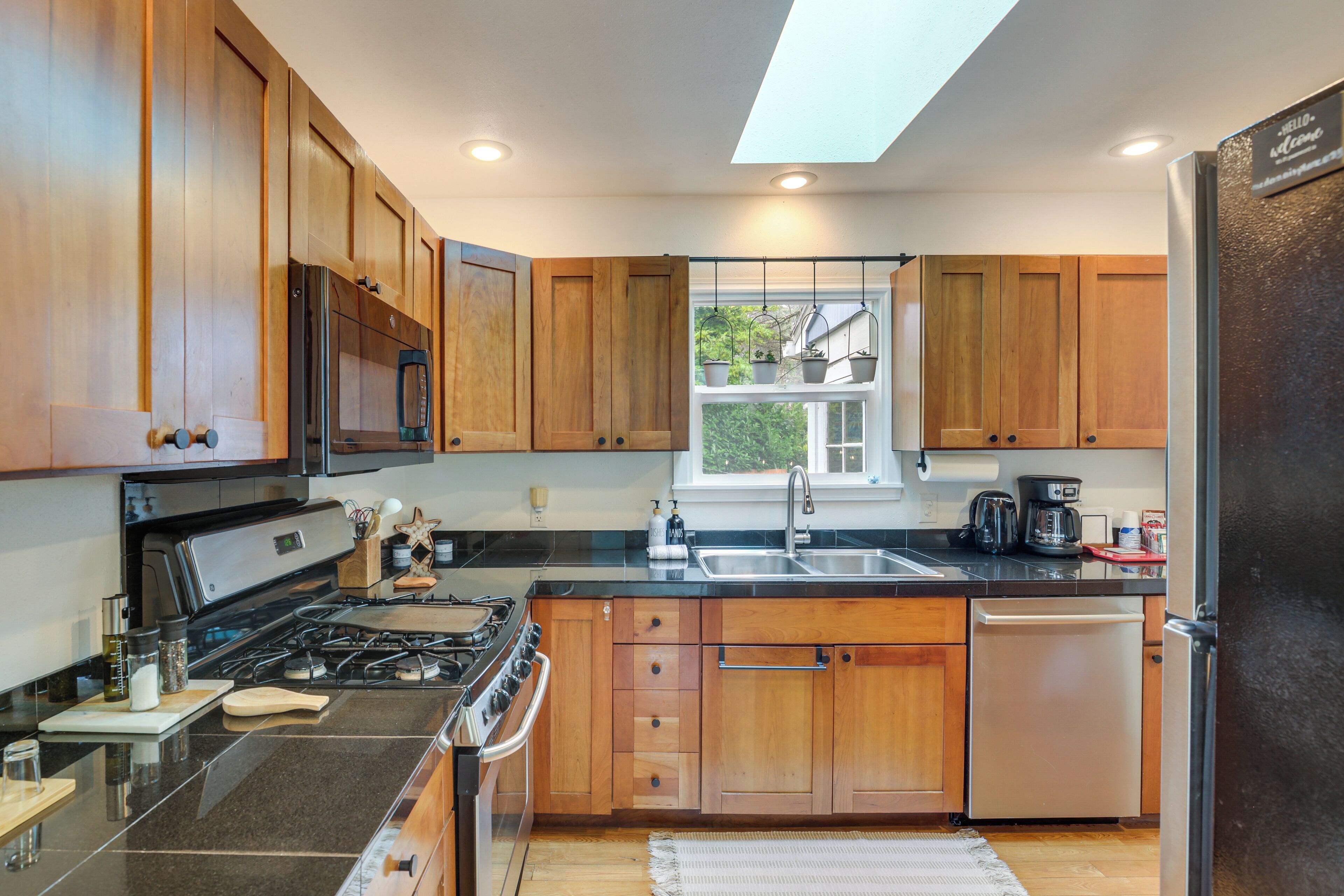 Coffee/tea maker, fridge, microwave, stovetop