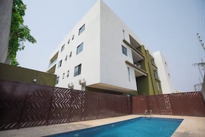 Departamento Deluxe, vista a la ciudad | Alberca | Alberca al aire libre