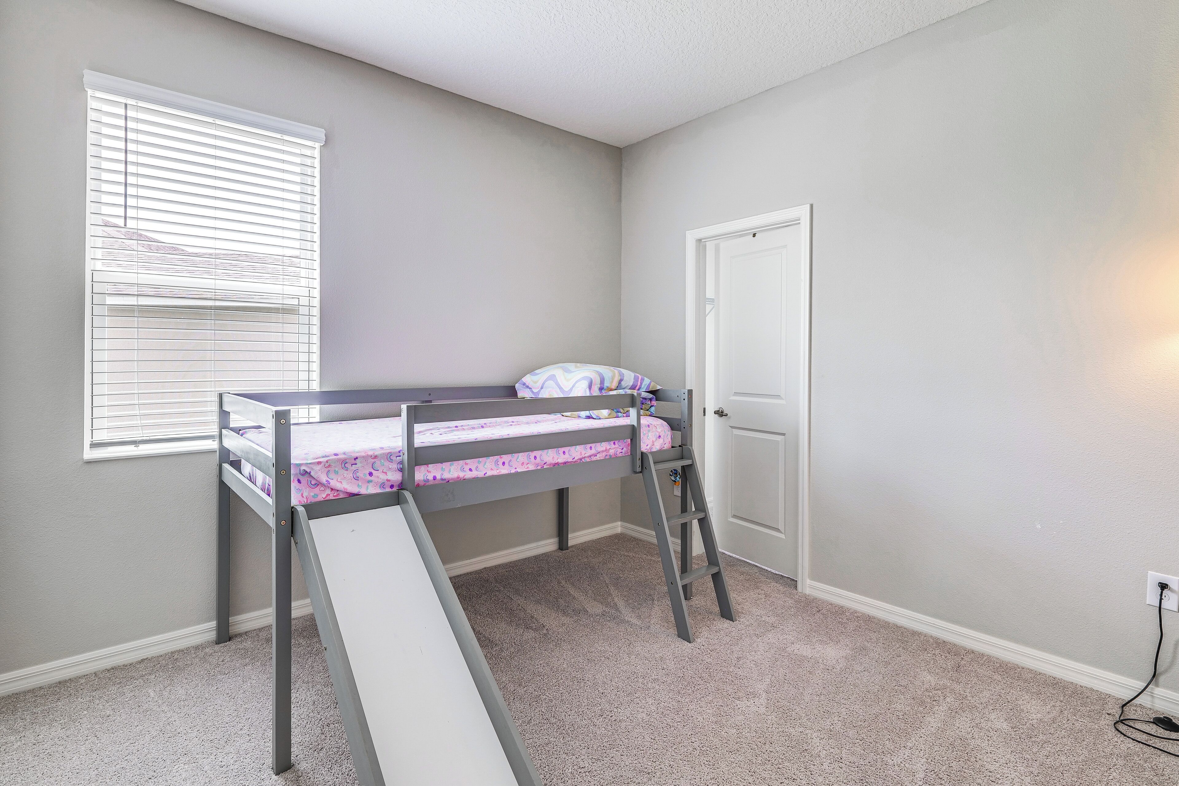 3 habitaciones, tabla de planchar con plancha, internet y ropa de cama 