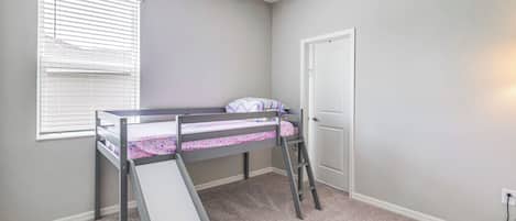 3 habitaciones, tabla de planchar con plancha, internet y ropa de cama