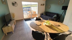 Dining - Vacation rental with private spa, jacuzzi, and sauna in the Baie de Somme. "Bubbles of Happiness" (Cahon)