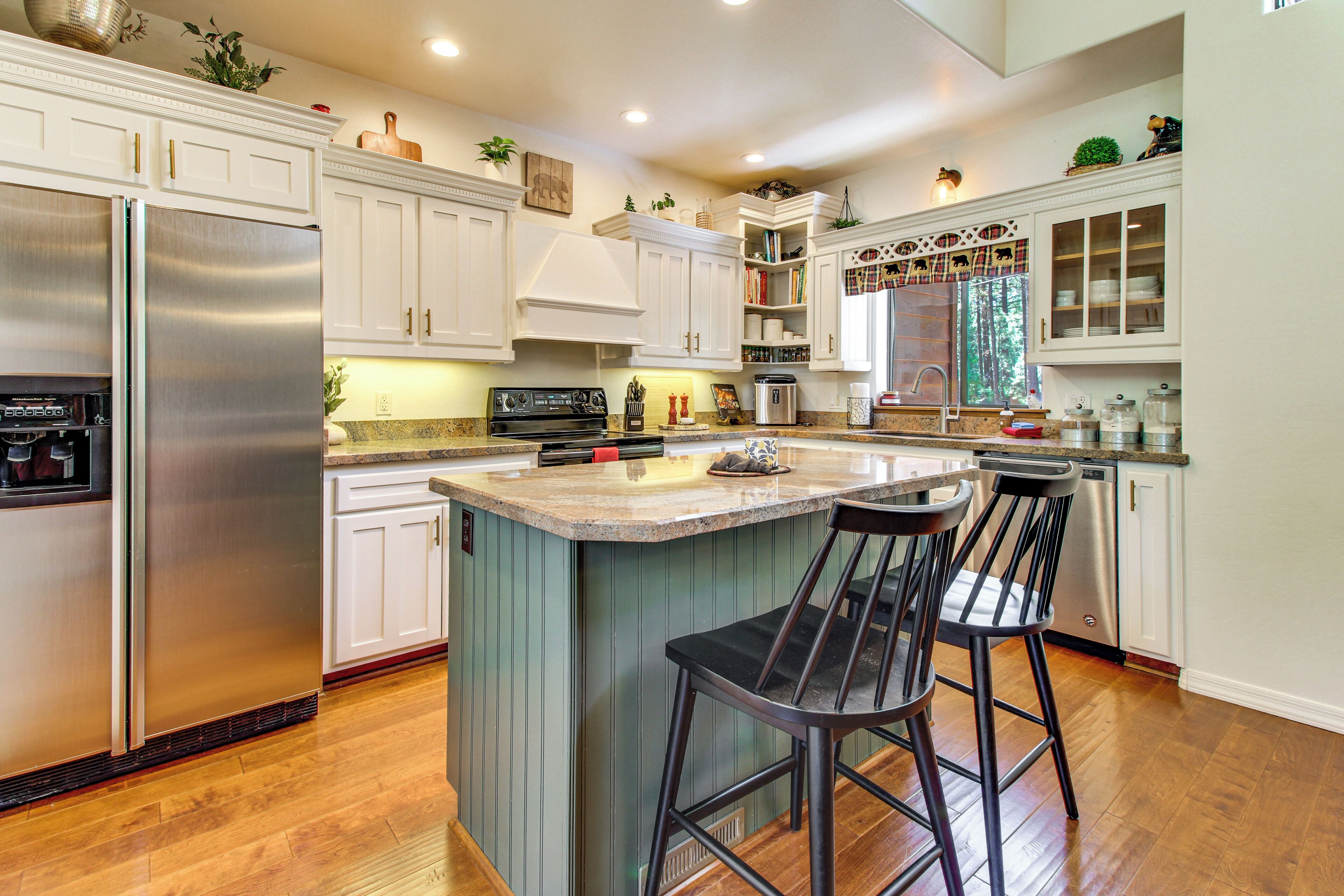 Coffee/tea maker, fridge, microwave, stovetop