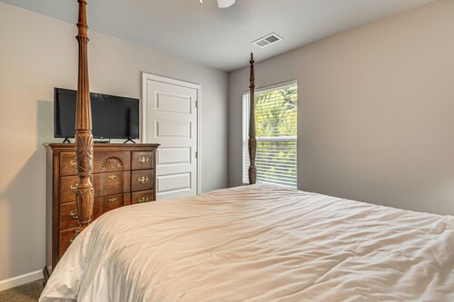 Near Parks, Dining & Shopping! Newnan Family Home
