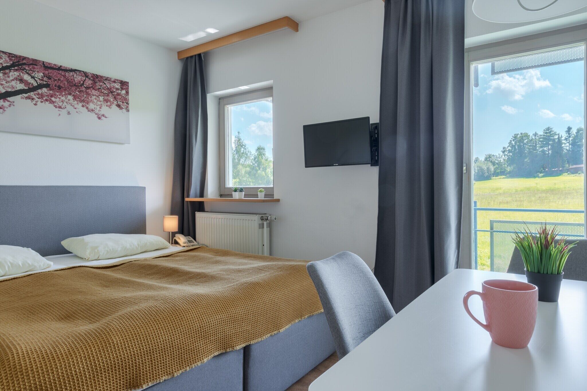 1 bedroom, travel cot