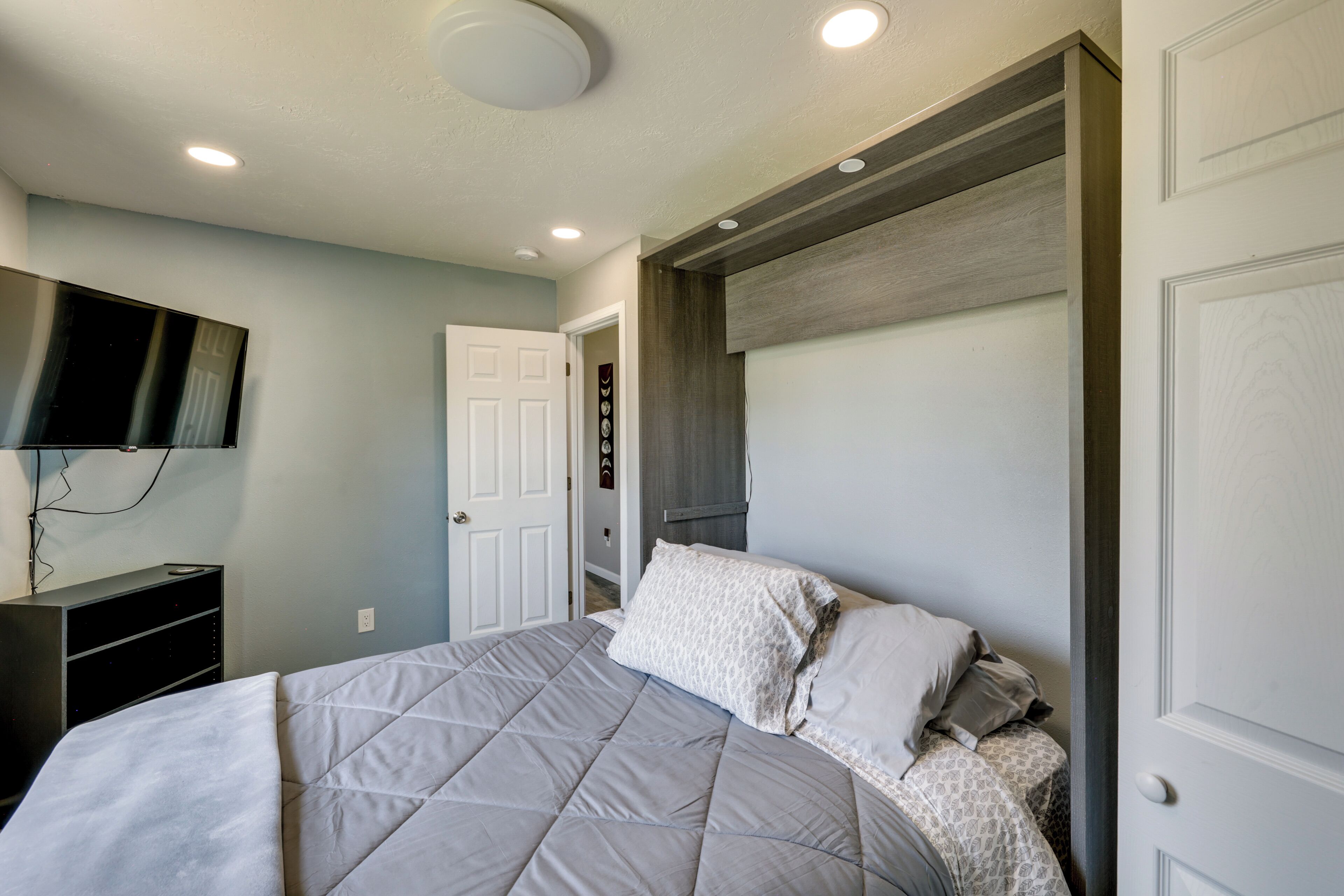 3 bedrooms, desk, iron/ironing board, internet