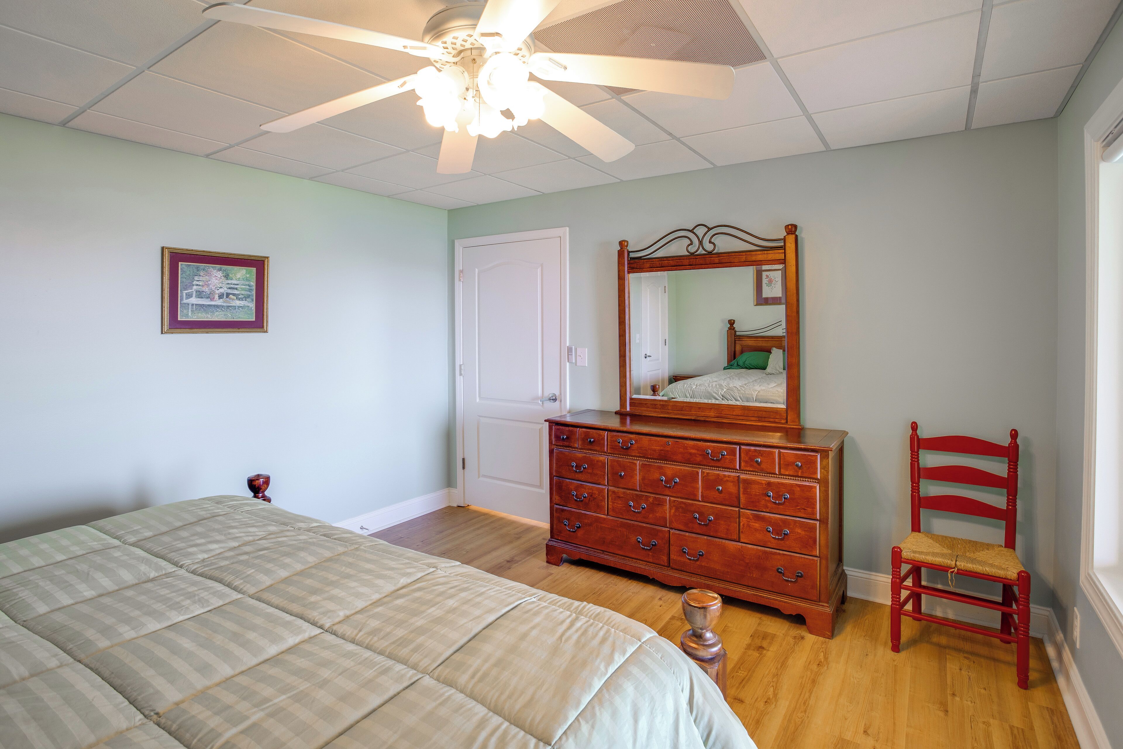 3 bedrooms, desk, internet, bed sheets