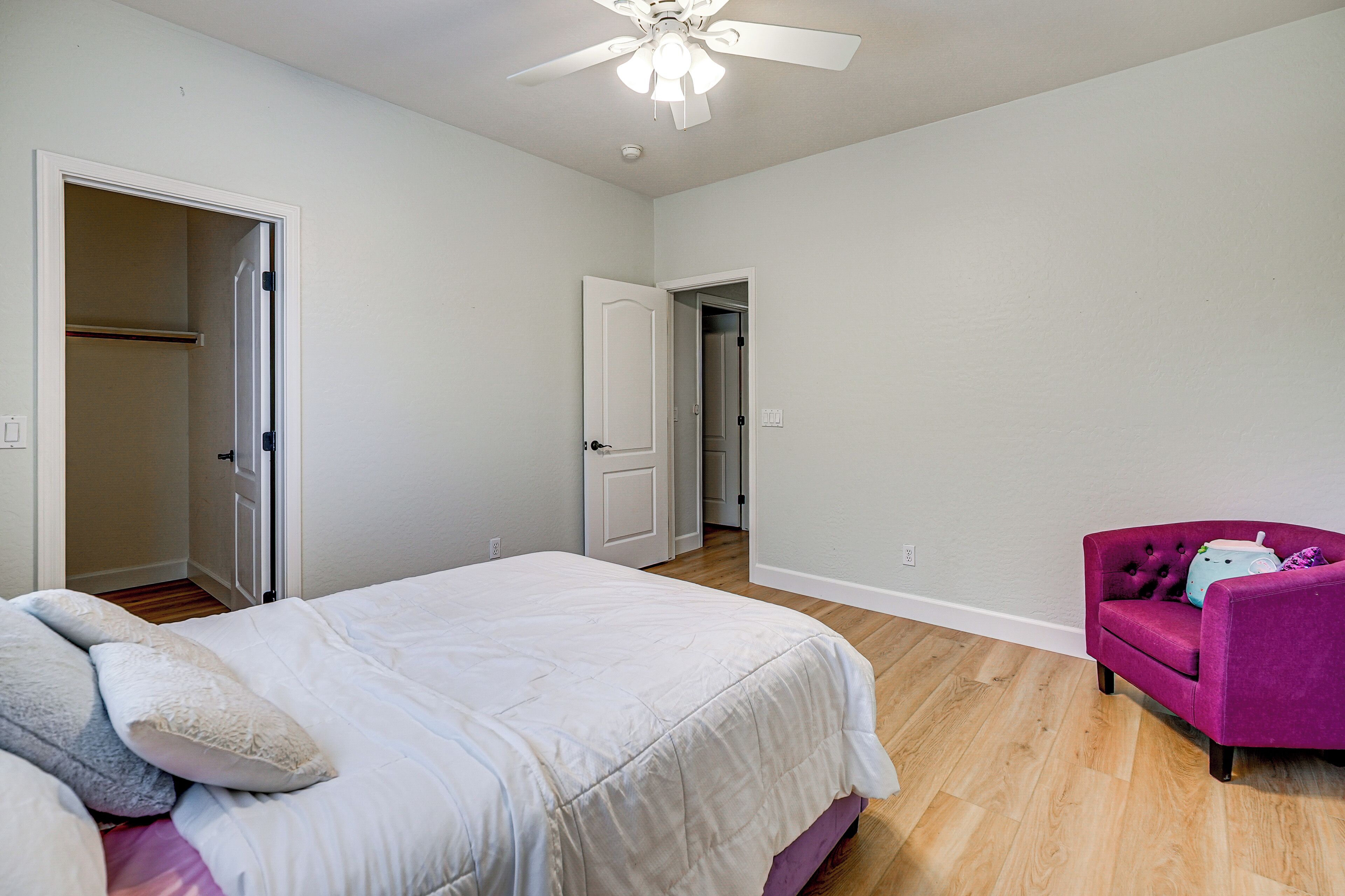 5 bedrooms, desk, iron/ironing board, Internet