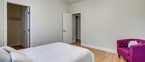 5 bedrooms, desk, iron/ironing board, Internet