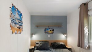 Un dormitorio con una cama, dos almohadas, un estante montado en la pared y un adorno mural.